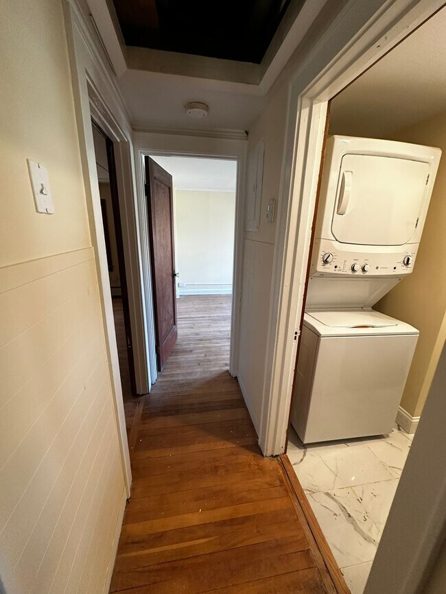 Building Photo - 44 Drew St