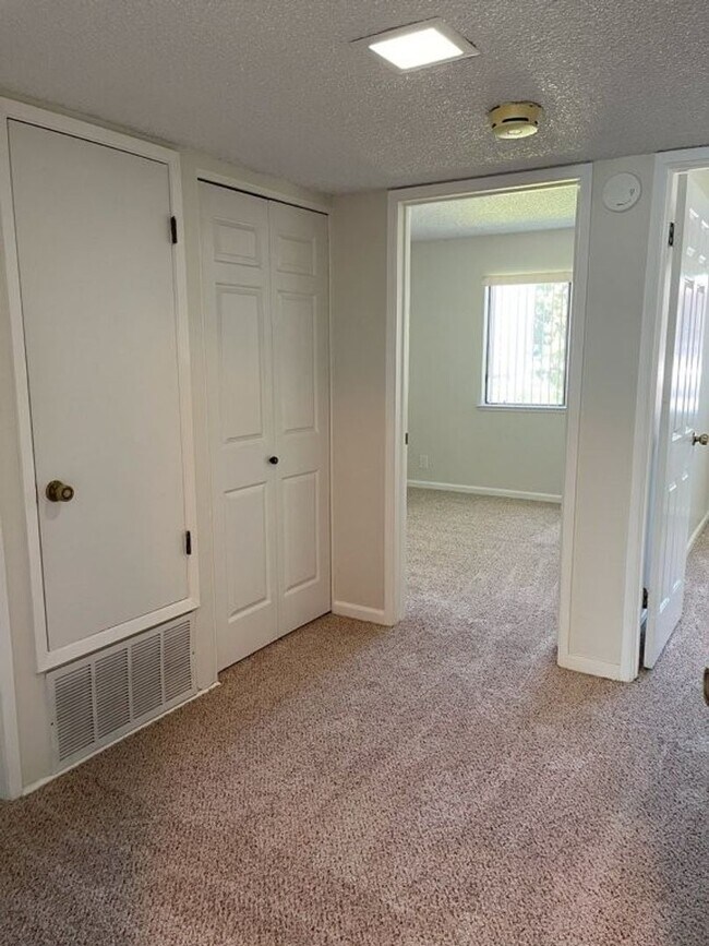 Building Photo - Nor Cal Realty Inc, 3BD 2 BTH condo ***Mes...