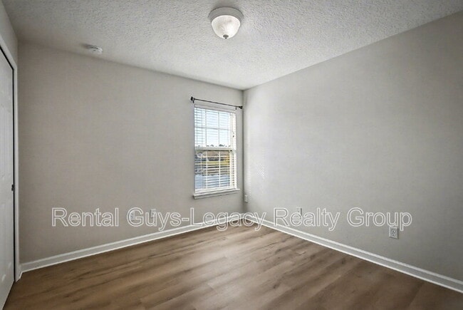 Building Photo - 6986 Roundleaf Dr