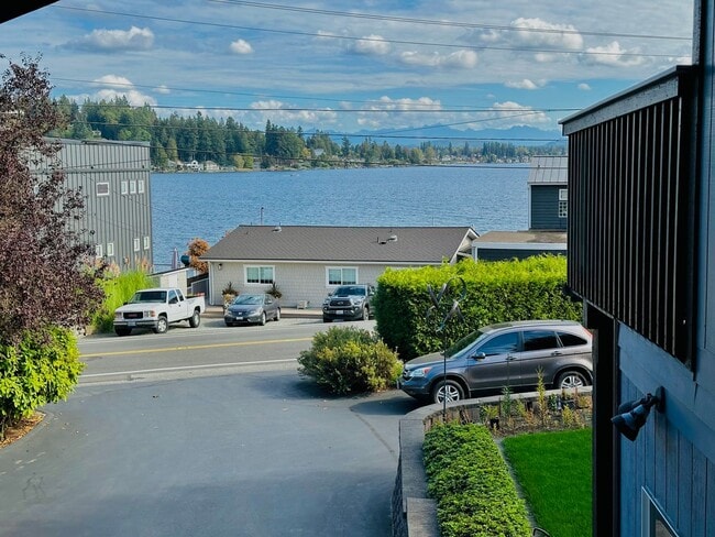 Building Photo - Newly Remodeled Top-Floor Duplex w/ Lake a...