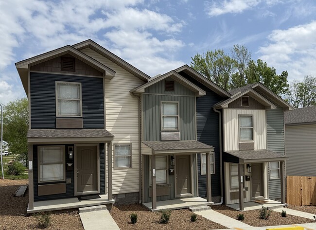 Building Photo - Newly Constructed 2/2 Townhouse in Batesvi...