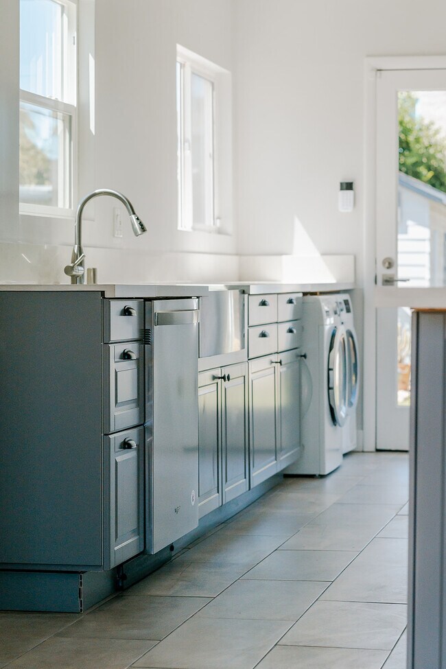 Building Photo - 2709 S Harcourt Ave