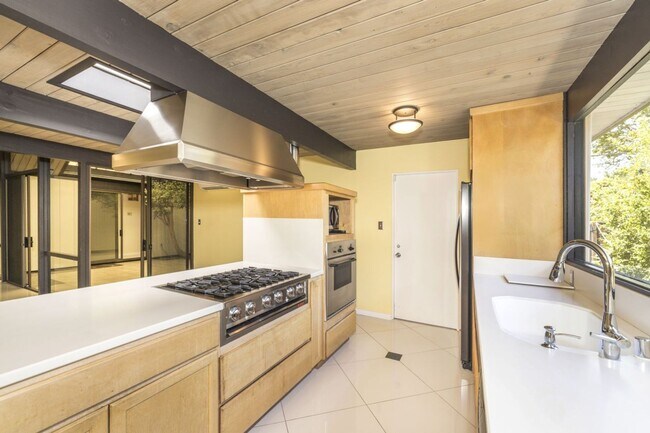 Building Photo - Charming Eichler in Super Desirable Community Center!