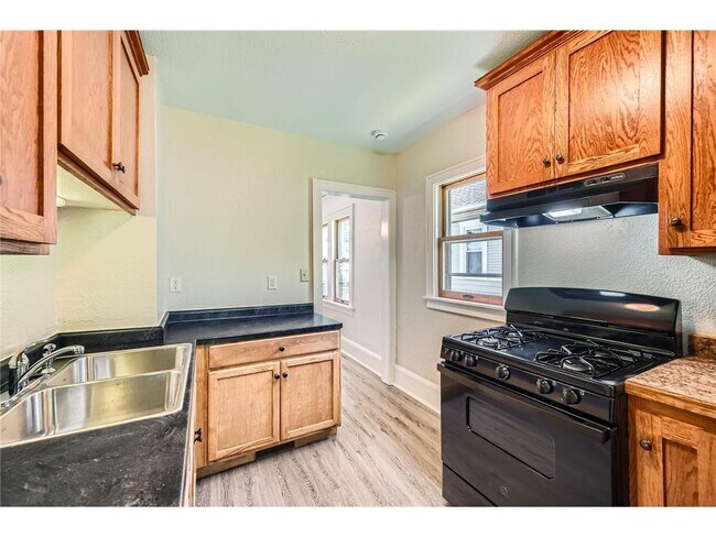 Building Photo - 1083 Western Ave N