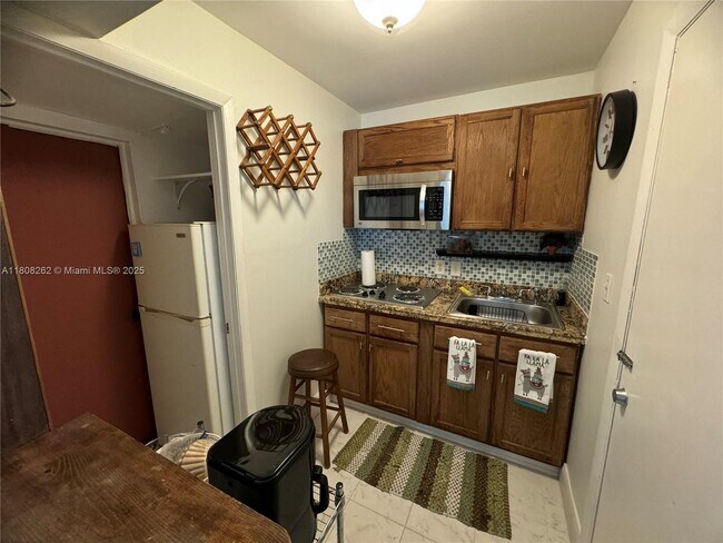 Building Photo - 9912 SW 154th Ct