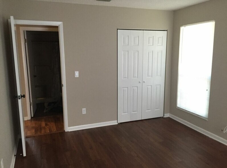 Guest Room - 7423 Colony Cove Ln