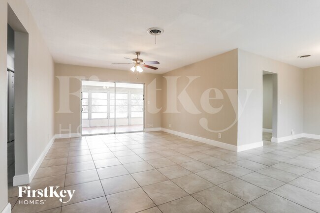 Building Photo - 2720 SW 18th St