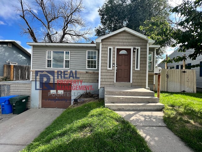 Building Photo - 3 Bedroom 1 bath - 1 car garage - "Pet Negotiable"