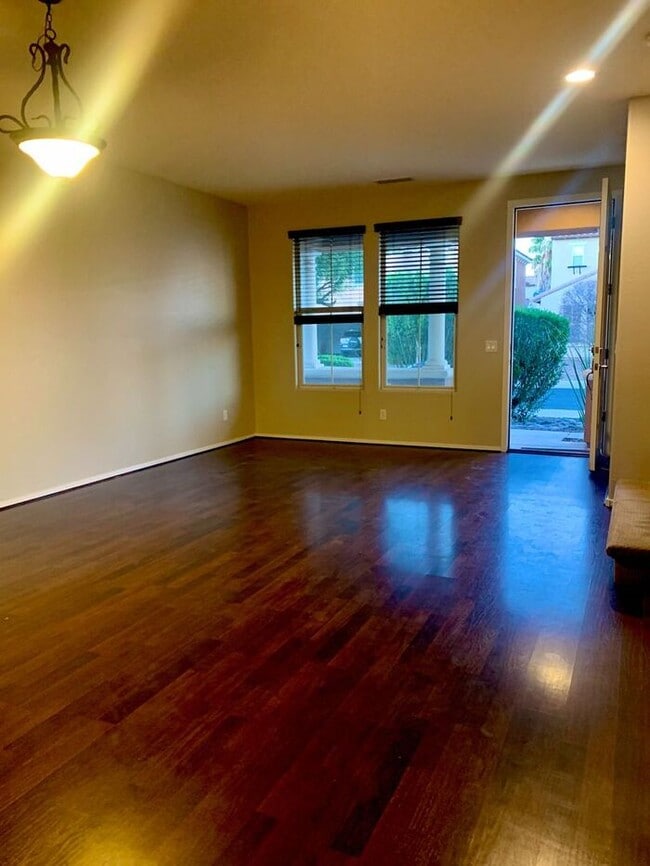 Building Photo - MOVE IN SPECIALS !! 4BD 3BA in South Tempe...