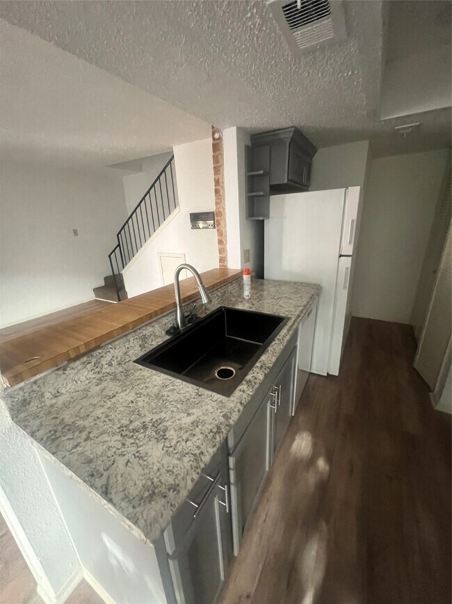 Building Photo - 5670 Birchmont Dr