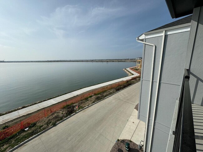Building Photo - 702 Resort Dr