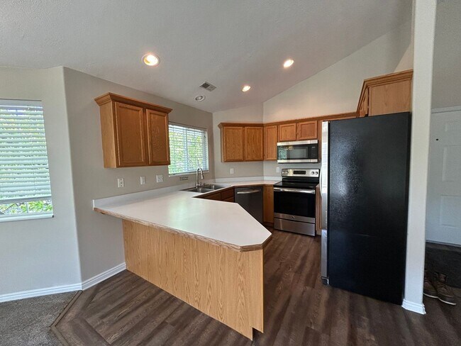 Building Photo - Top Floor Condo in great location!