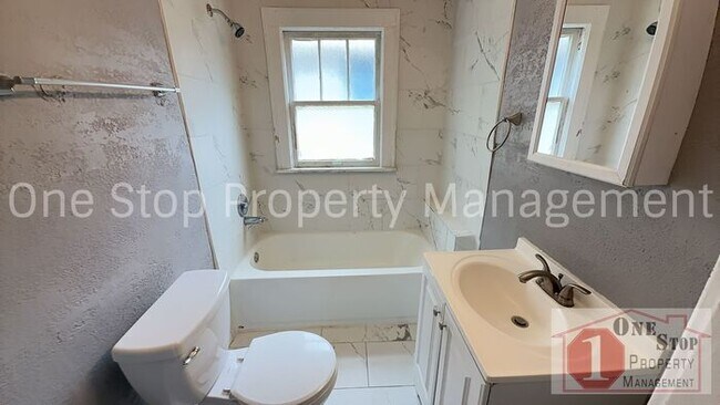 Building Photo - 2 Bedroom, 1 bathroom in Kansas City