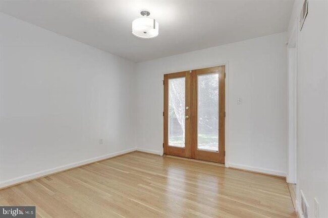 Building Photo - 5400 Greystone St