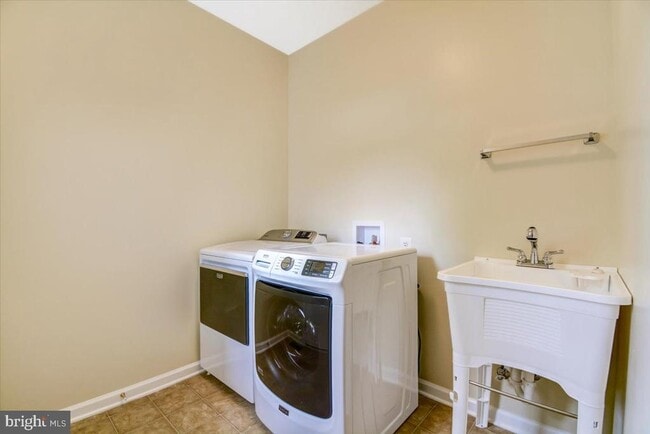 Building Photo - 240 Davis St