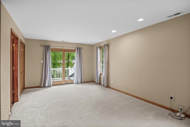 Building Photo - 405 Holly Glen Dr