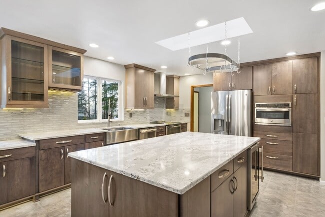 Building Photo - Immaculately maintained rambler in Sammamish with huge yard!!