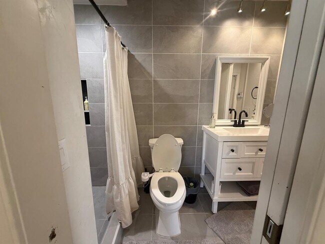 Building Photo - 1925 Bunting Ct