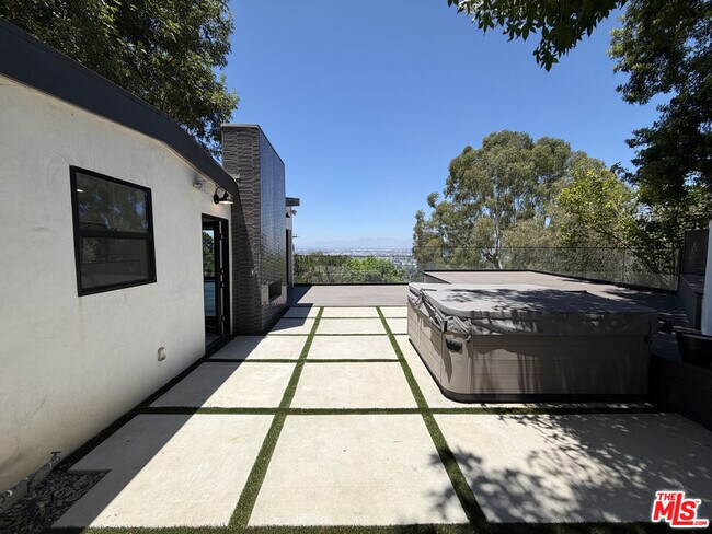 Building Photo - 3565 Multiview Dr