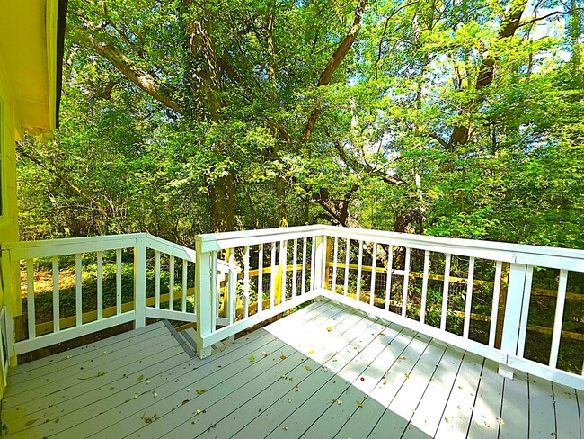 Building Photo - Welcome to this charming 3 bedroom, 2 bath...