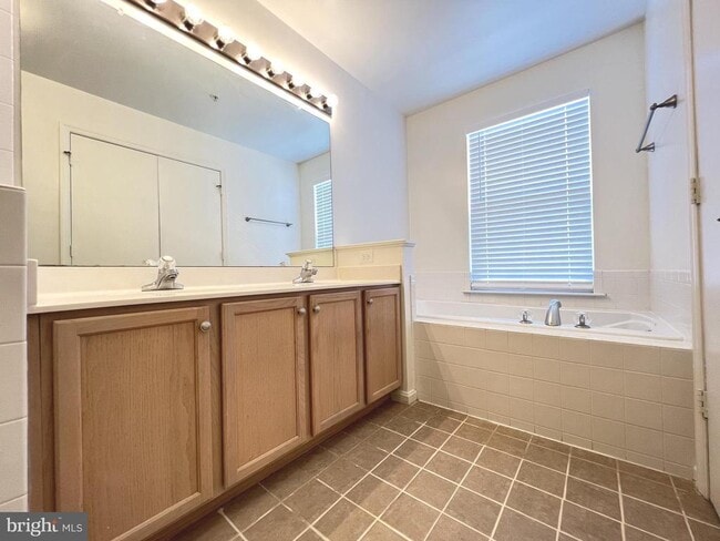 Building Photo - 4971 Clarendon Terrace