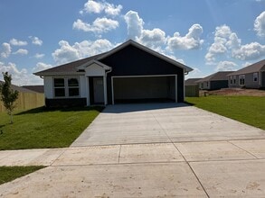 Building Photo - 3 Bed, 2 Bath Home!!