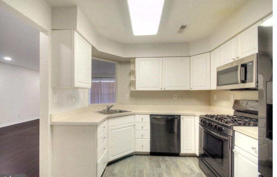 Building Photo - 4402 Aberdeen Ln