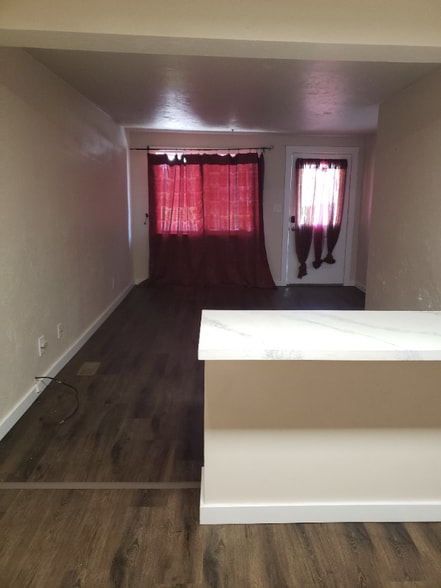 Building Photo - 618 11th St W