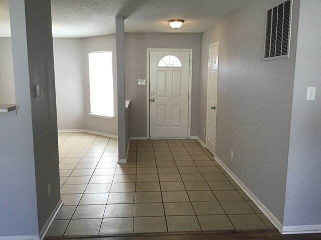 Building Photo - 662 Holly Rose Way