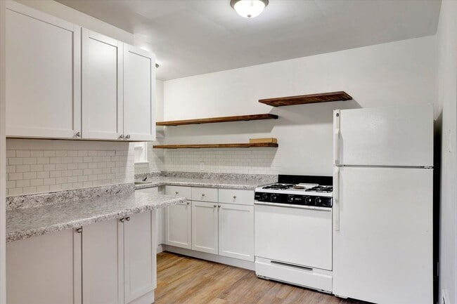 Building Photo - 2 BED / 1 BATH HOUSE NEAR CAMPUS W/ CHARMI...