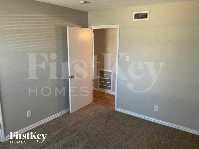 Building Photo - 1005 Loving Trail