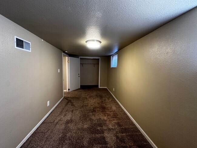 Building Photo - Beautiful 5 Bedroom, 2 Bath in Prime Location Near Campus