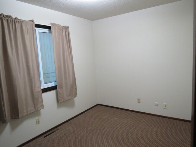 Building Photo - 3 BEDROOM | 2 BATH | SPACIOUS RAPID VALLEY...