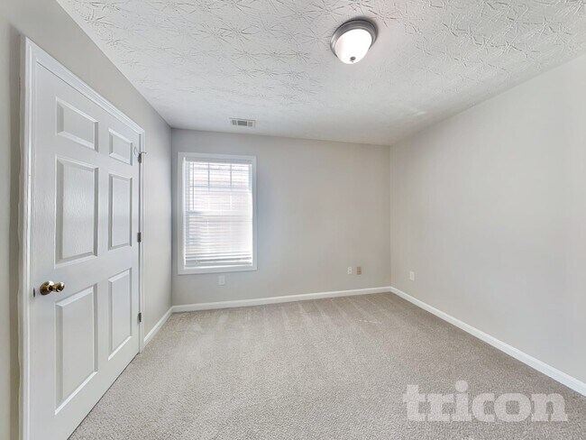 Building Photo - 613 Shadow Lake Dr