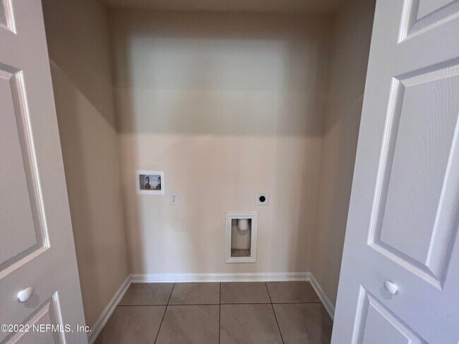 Building Photo - 12781 Veterans Ct