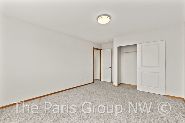 Building Photo - Beautiful Central Bothell Home. Great Floor Plan! Open Lvg Spaces, Office, Bonus Room  + XL Bedro...