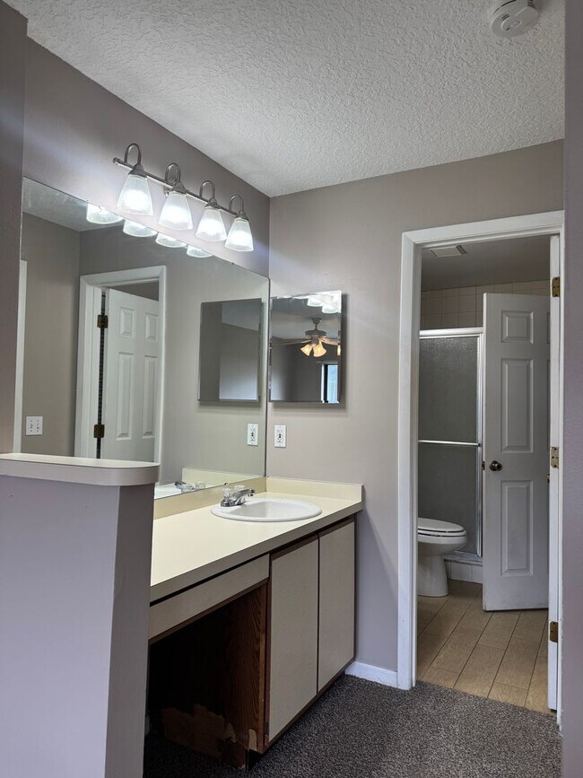 Building Photo - PENDING APPLICATIONS- MOVE IN SPECIAL- Cozy 1 Bed/ 1 Bath in King Oak Villas