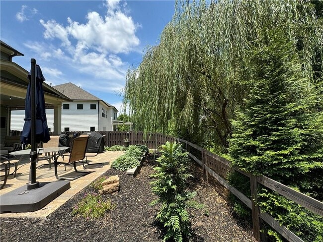 Building Photo - 512 Edgewater Dr