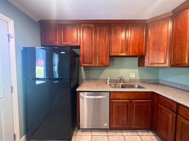 Building Photo - 3095 Calzar Dr