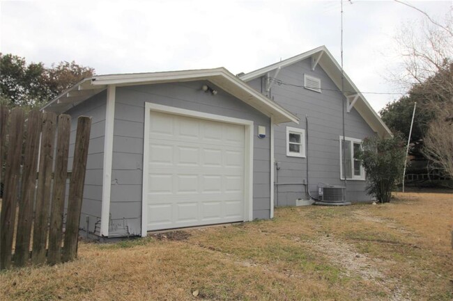 Building Photo - 716 Olive St