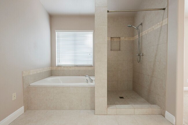 Building Photo - Beautiful Home in a Guard Gated Community