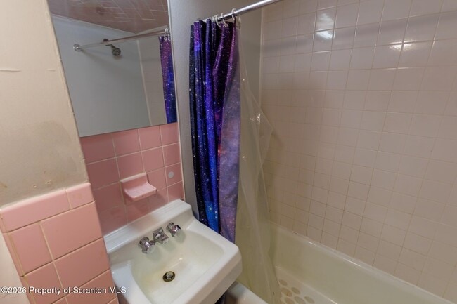 Building Photo - 623 E Elm St