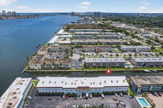 Building Photo - 110 Shore Ct