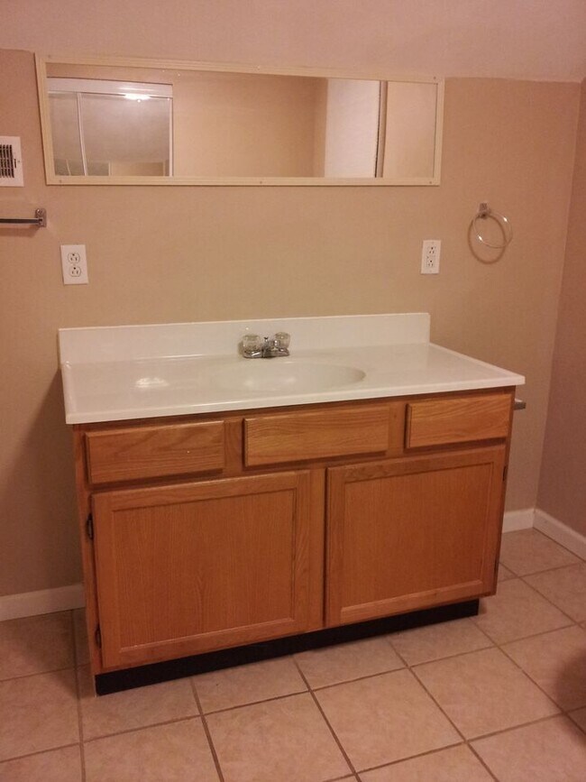 Building Photo - 917 N Center