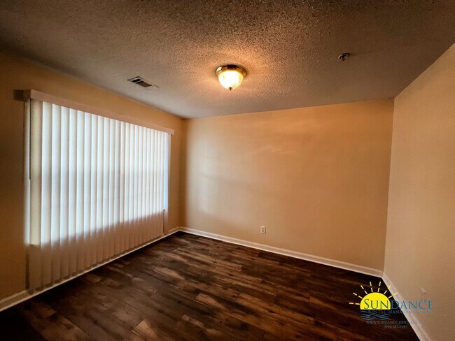 Building Photo - Spacious 3 Bedroom In Crestview!