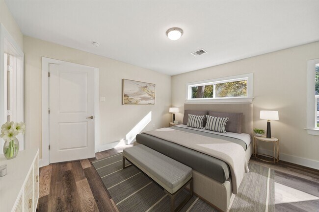 Building Photo - 1034 W 43rd St