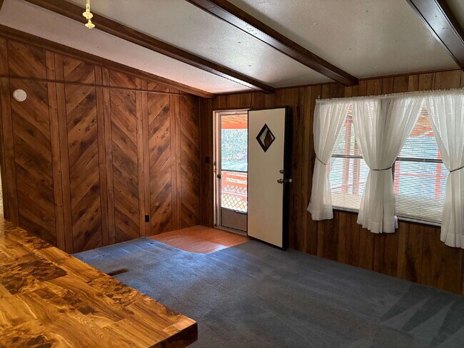 Building Photo - "Charming 3-Bedroom with 2 Full Baths in H...