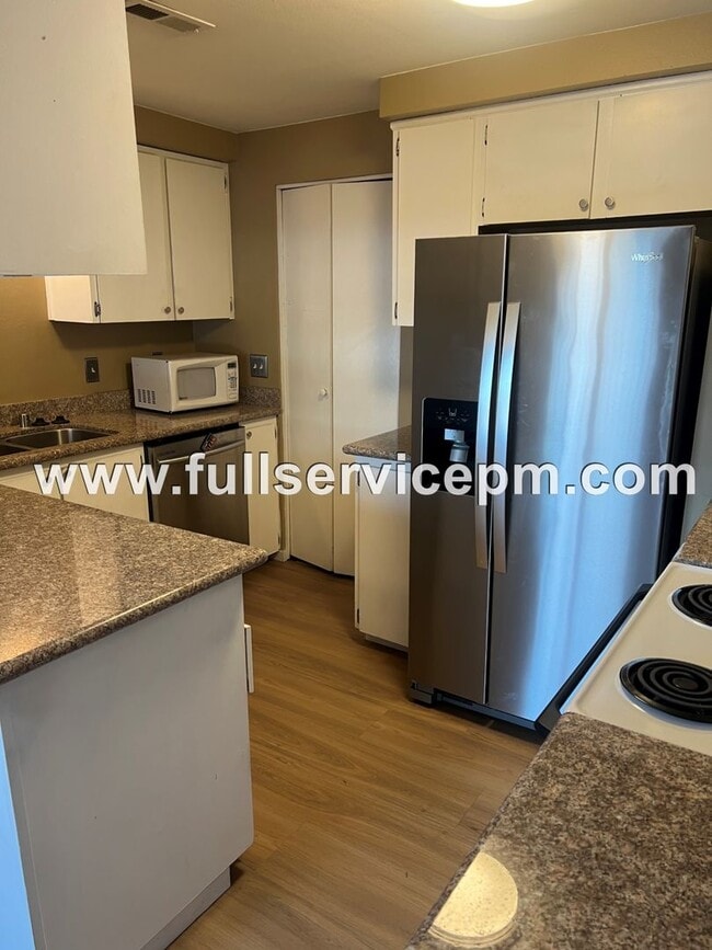 Building Photo - Large condo w/ sauna