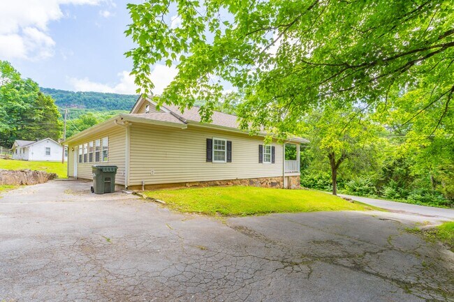 Building Photo - Charming home on River Canyon Drive
