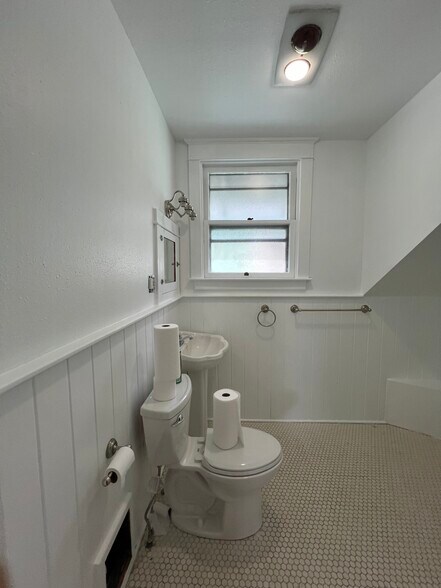 Building Photo - 1402 SE 32nd Ave